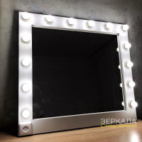 Гримерное зеркало с подсветкой лампочками и розеткой в белой рамке 90x100 см
